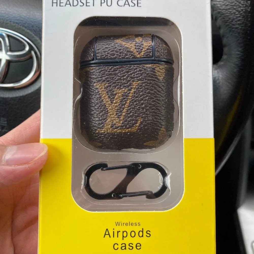 AirPod Case (fits 1st/2nd gen airpods only) does NOT fit pros